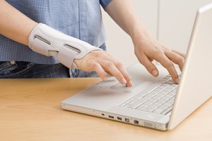 Las muñequeras pueden ayudar a reducir el dolor en el antebrazo.