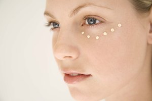 ¿Estás en los 30? Asegurate de añadir crema para los párpados a tu rutina de belleza.