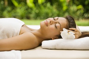 Escuchar una cinta de relajación con imágenes pre-hipnóticas relaja el cuerpo y la mente.