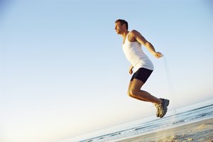 Los síntomas de los problemas de frecuencia cardíaca, debido a exceso de entrenamiento puede ser palpitaciones persistentes, mareos o náuseas.