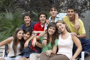 El desarrollo de los adolescentes por lo general comienza alrededor de los 11 años de edad y continúa hasta los 19 a 21 años.