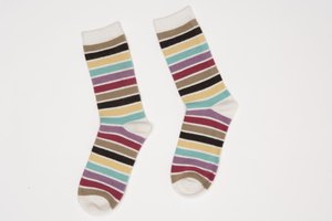 Reúne algunos calcetines viejos para hacer marionetas de calcetines.