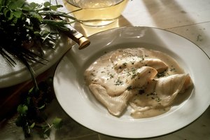 La platija da filetes delgados, blancos y delicados.