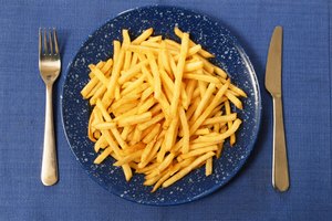 Si sufres de artritis es posible que desees resistirte a esa hamburguesa con queso y papas fritas que gritan tu nombre.
