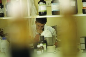 Tu cuerpo utiliza otros tipos de lipasas también. Algunas de estas enzimas descomponen los componentes celulares, mientras que otras descomponen las grasas que aíslan las células nerviosas.