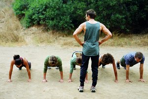 Los ejercicios burpees te ponen brevemente en posición de flexiones.