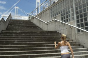 Caminar por las escaleras de forma lateral te da un reto adicional.