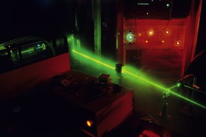 Los láseres fríos emiten luz en el espectro visible principalmente.