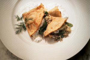 Los crépes doblados en cuartos son ideales como un aperitivo o entremés.