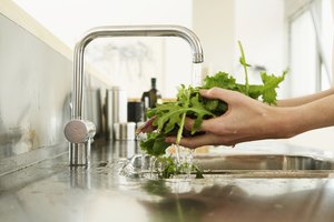 Mujer lavando una lechuga.