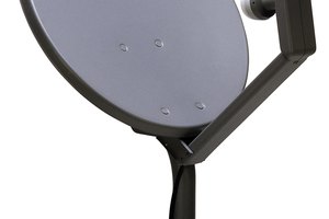Una antena parabólica tiene un amplificador en la bocina de alimentación.