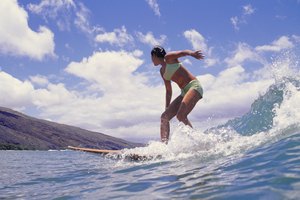 El surf mejora la destreza física y la concentración mental.