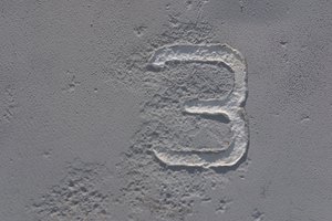 El signo o raíz cúbica es un símbolo matemático que indica que el número anterior deberá ser multiplicado tres veces.