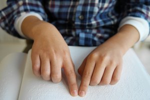 Agencias del área de Sacramento pueden ayudar a los niños con discapacidad visual con la instrucción Braille.