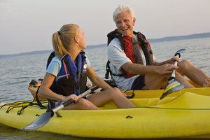 Necesitarás conocer cómo volver a subirte a tu kayak si se da vuelta en el agua.