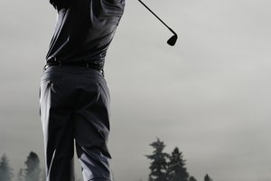 Pantalones y camisa con cuello son requeridos en muchos campos de golf.
