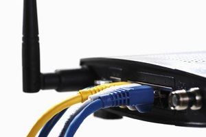La parte trasera de los routers inalámbricos muestran una antena inalámbrica y una serie de puertos Ethernet.