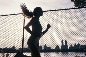 Una caloría es la cantidad de calor necesaria para elevar la temperatura de 1 gramo de agua por 1 grado.