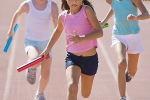 Los niños más pequeños deben ser animados a participar en actividades que fortalezcan sus habilidades motoras gruesas y finas.
