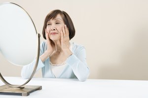 Haz ejercicios faciales frente a un espejo.