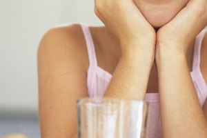 Los productos lácteos puede espesar el moco, por lo que es una buena idea seguir con el jugo y el agua.