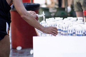 Manténte hidratado durante la maratón para minimizar la pérdida de peso.