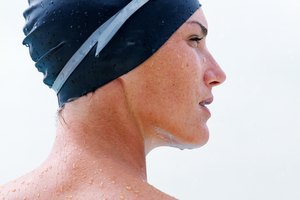 Las gorras de natación deberían cubrir la mayoría, si no es que todo tu cabello.