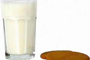 La leche contiene lactosa, que es un disacárido.