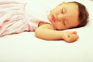 Un niño pequeño necesita la renovación del sueño.