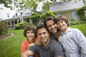 La comunicación abierta entre los miembros de la familia forma las bases para relaciones sanas.