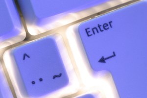 ¿Cómo encender el teclado luminoso de una portátil Studio 17?