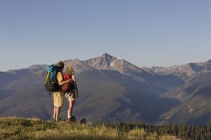 Llegar a la cima de una montaña es una metáfora para el éxito en la vida.