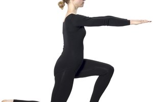Para mantener tu espalda bien derecha y sostenida, haz tus hombros hacia atrás y comprime tu abdomen.