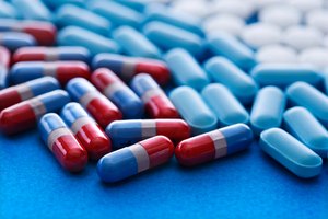 Toma ibuprofeno o naproxeno para reducir la hinchazón y aliviar el dolor.