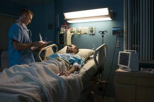 Haz ejercicio para fortalecer tus piernas después de haber sigo recetado con reposo en cama durante un periodo de tiempo.