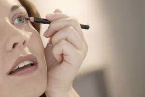 Se pone en contacto con la piel húmeda alrededor de los ojos.