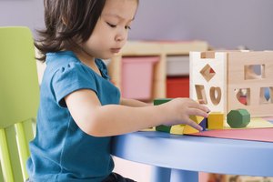 Jugar con juguetes ofrece una oportunidad para aprender inglés.