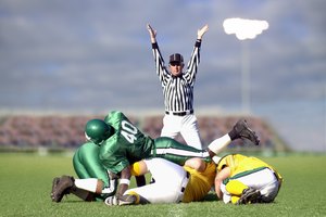 Los deportes de alto impacto como el fútbol pueden causar bursitis trocantérea.