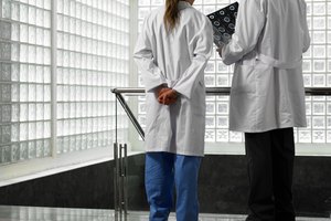 Los médicos alopáticos deben estudiar muchos años antes de obtener su licencia.