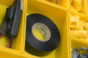 Alternativamente, envuelve el área empalmada del cable cuidadosamente con cinta aislante.