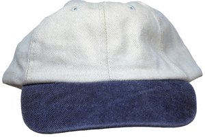 Puedes hacer invitaciones mas económicas con tela usando gorras de béisbol genéricas.