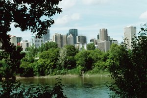 Haz una excursión delante del río North Saskatchewan a la vista de la ciudad de Edmonton.