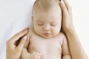 Puede que tu bebé prefiera dormir solo en pañales si el clima está muy caliente.