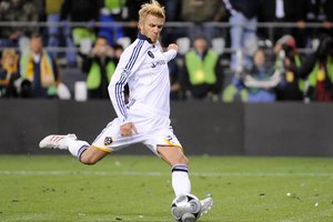 David Beckham de LA Galaxy realiza un disparo de penal.