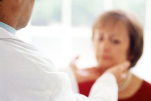 Un médico examinando a un paciente.