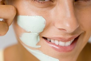 Aplícate una máscara facial.