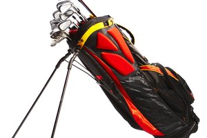 Si sueles llevar frecuentemente una bolsa de golf pesada en un hombro, puedes desarrollar un tirón del romboide.