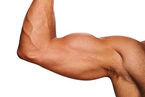Aunque puedes pensar que trabajar con más frecuencia invocará el mayor desarrollo muscular, en realidad es más efectivo entrenar con menor frecuencia cuando se está tratando de construir tamaño.