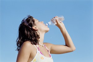 Bebe abundante agua, la deshidratación es una causa frecuente de los calambres musculares.