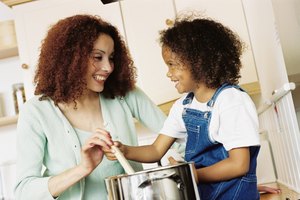 Las cucharas de mango grueso son buenas para los niños pequeños.